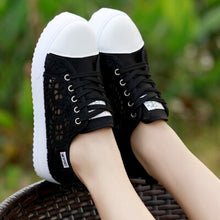 Cargar imagen en el visor de la galería, Size 35-42 Hollow Floral Women Chunky Sneakers Platform Casual Canvas Shoes Women Lace Summer Black White Shoes Woman Fashion