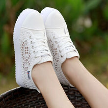 Cargar imagen en el visor de la galería, Size 35-42 Hollow Floral Women Chunky Sneakers Platform Casual Canvas Shoes Women Lace Summer Black White Shoes Woman Fashion
